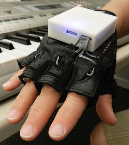 Deze handschoen laat je piano spelen als Wibi Soerjadi