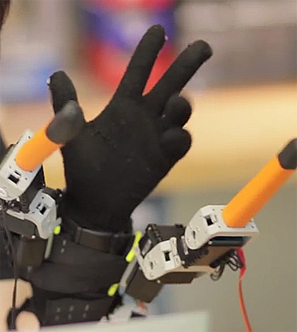 Deze robothandschoen geeft je twee extra vingers
